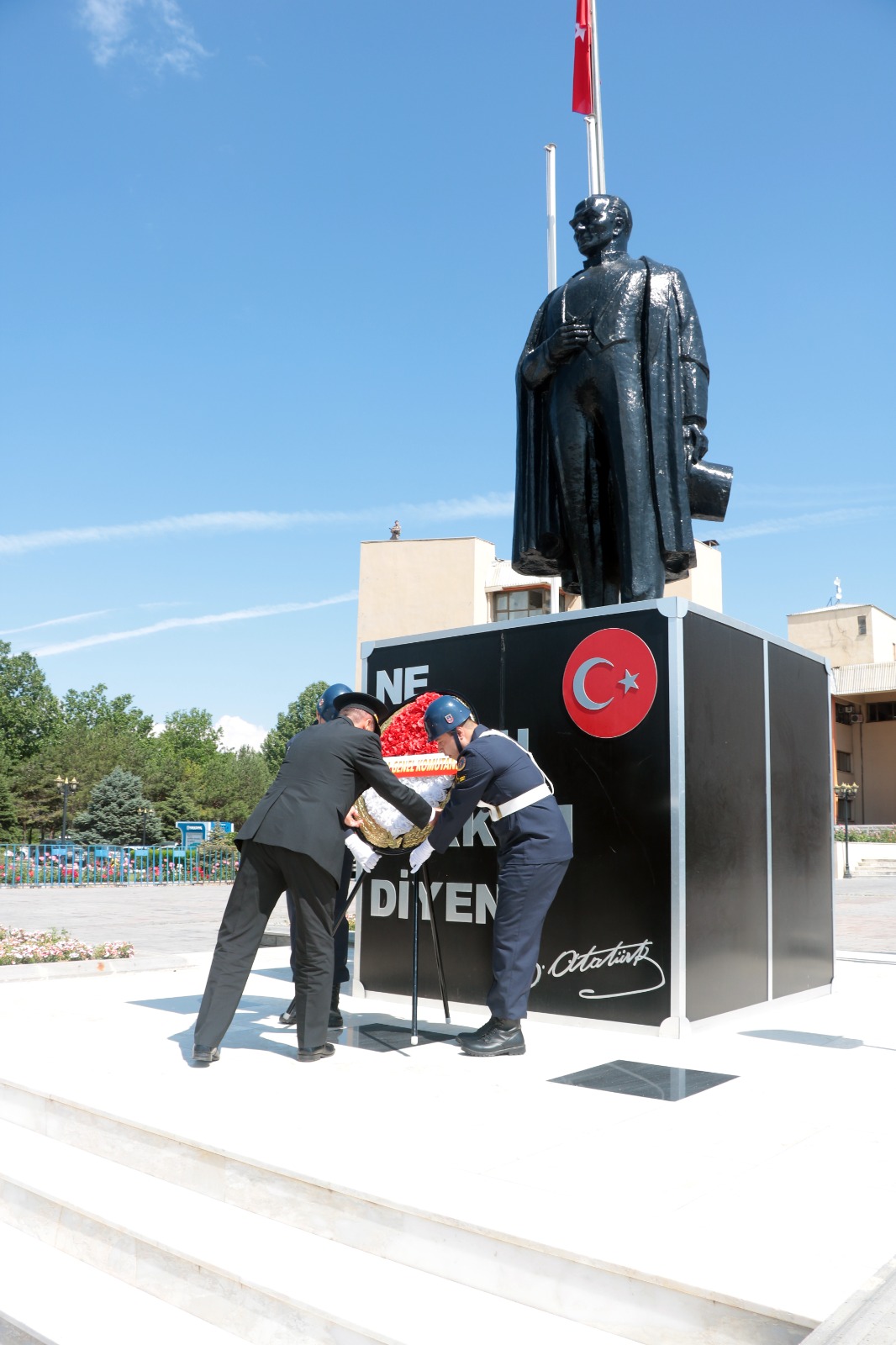 14.06.2023 tarihinde Ulu Önder Mustafa Kemal Atatürk Anıtına J.Gn.K.lığı çelengi sunulmuş, saygı duruşunu müteakip İstiklal Marşı okunarak anma töreni icra edilmiştir.