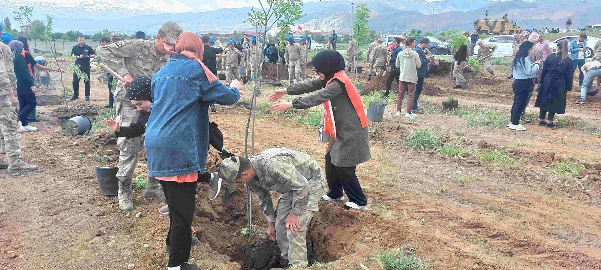 10.05.2024 tarihinde "J.Gn.K.lığının 185'inci Kuruluş Yıl Dönümü” kapsamında, Erzincan Binali Yıldırım Üniversitesi yerleşkesine Hatıra Ormanı Ağaç Dikimi yapılmıştır.